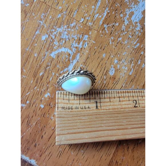 Vintage Faux Pearl Gold Tone Pierced Stud Post Earrings Tear Drop Shaped - Picture 5 of 5